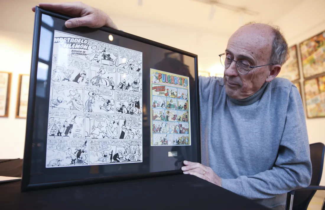 Pieras contempla un dels tresors del museu: l’original  a tinta de la primera aventura a color de Mortadelo.
