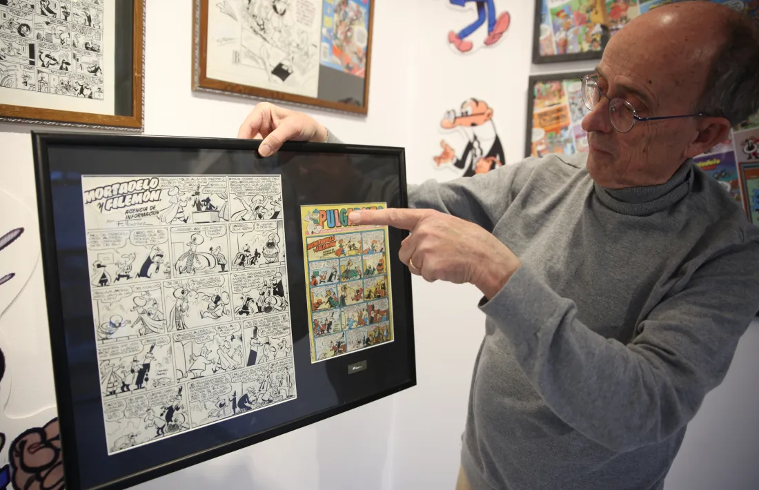 Pieras contempla un dels tresors del museu: l’original  a tinta de la primera aventura a color de Mortadelo.