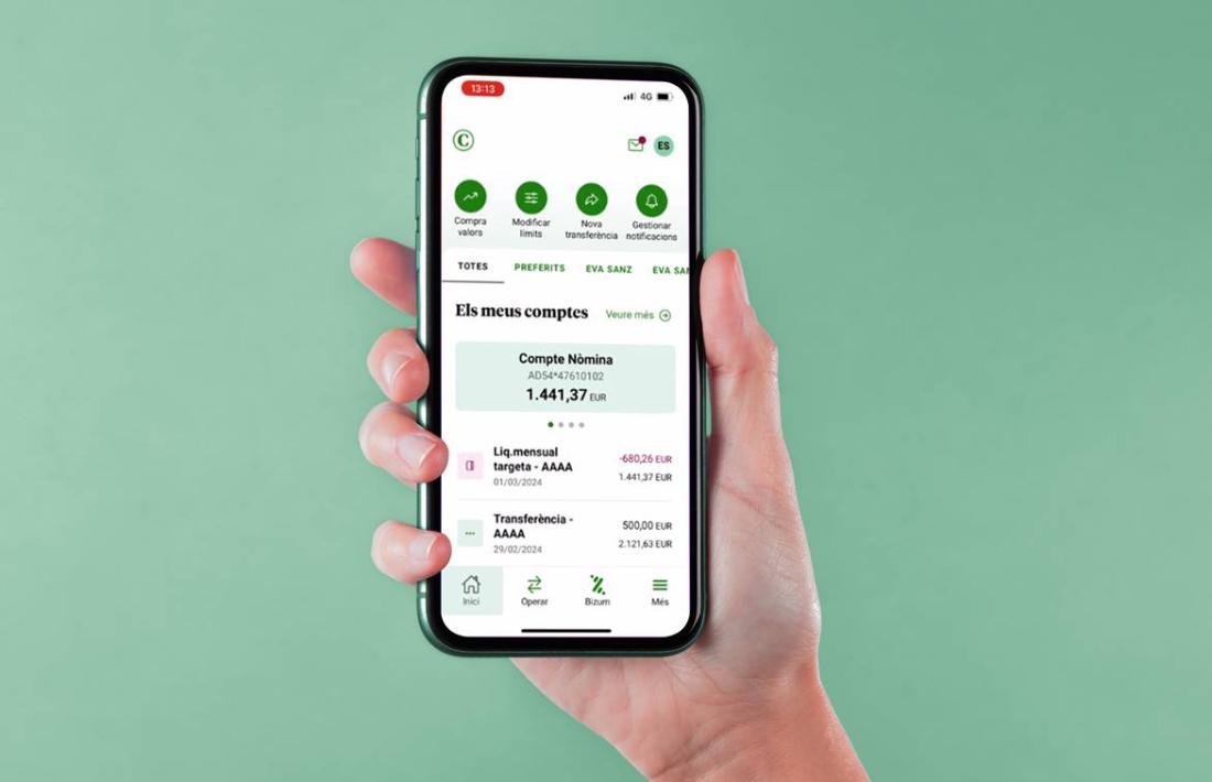 Un usuari consultant la nova aplicació de Crèdit.