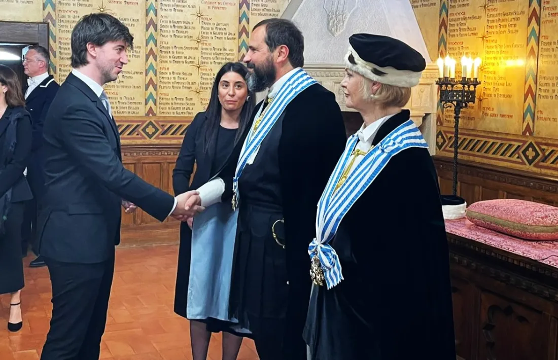 El síndic general en la cerimònia del canvi dels capitans regents.