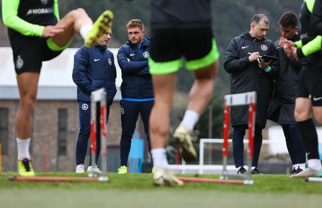 Ferran Costa va dirigir ahir a la tarda el seu primer entrenament a l’FC Andorra al Comunal.