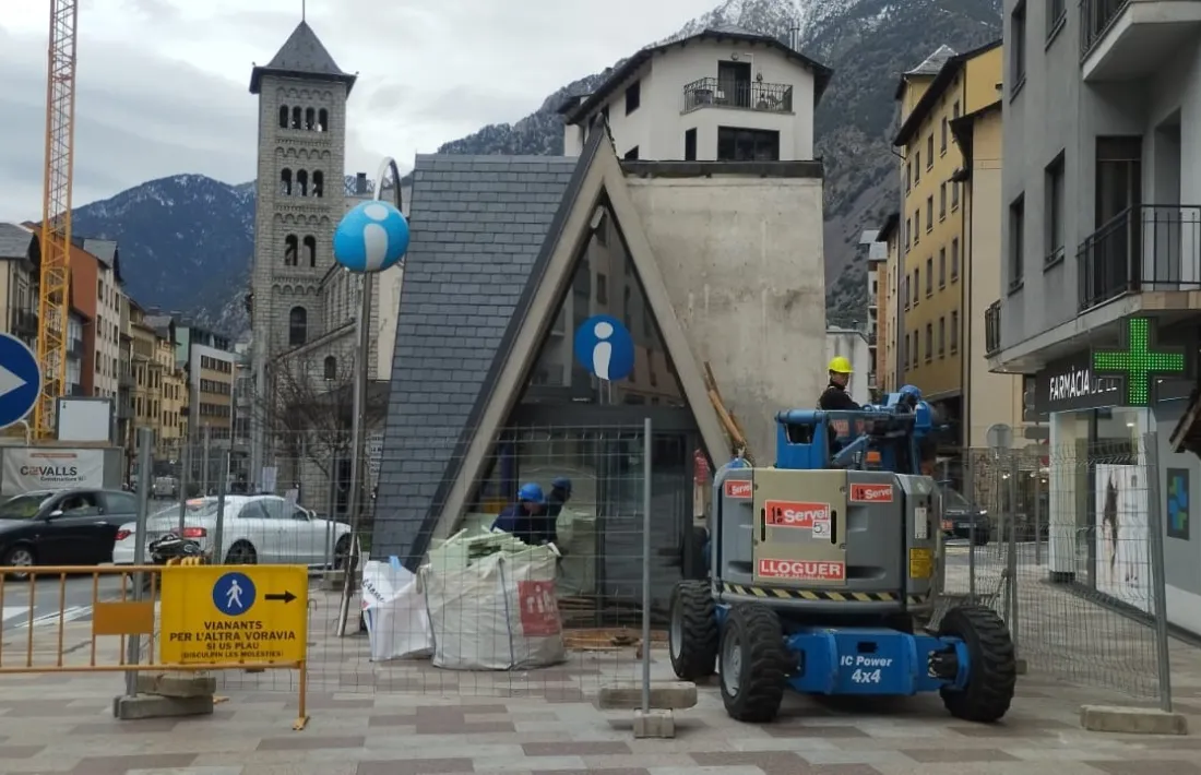 Els operaris van treballar a la caseta des de mig matí.
