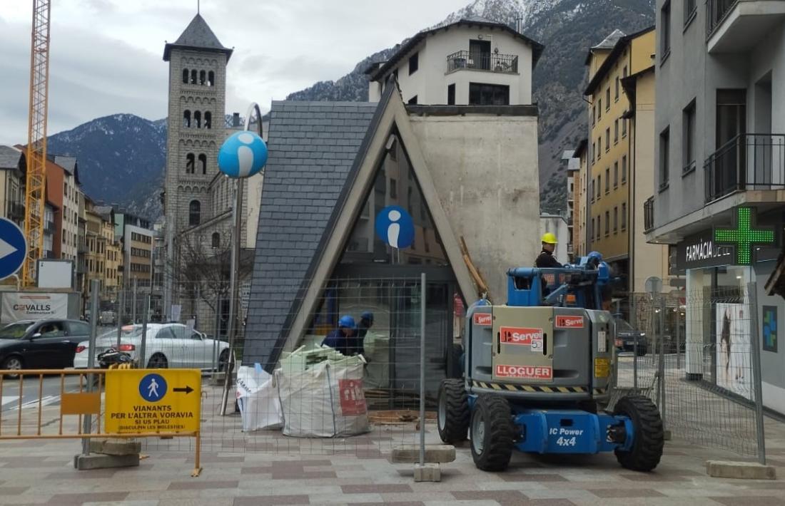 Els operaris van treballar a la caseta des de mig matí.