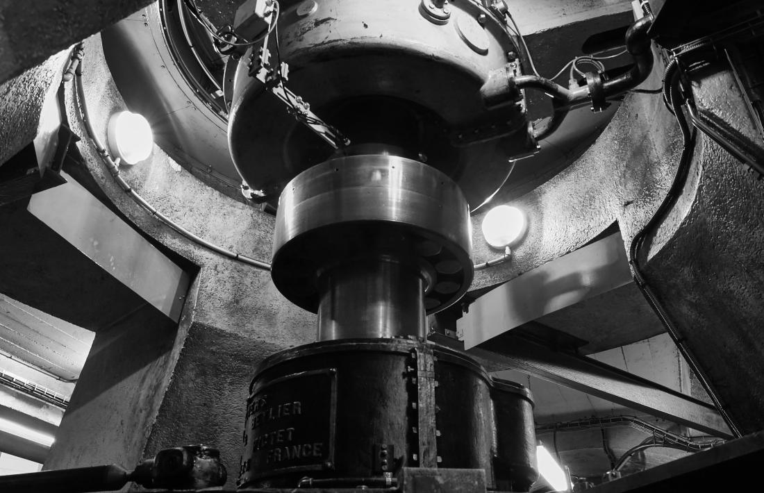 La sala de màquines de la central, amb els generadors i les turbines, té 90 anys de vida.