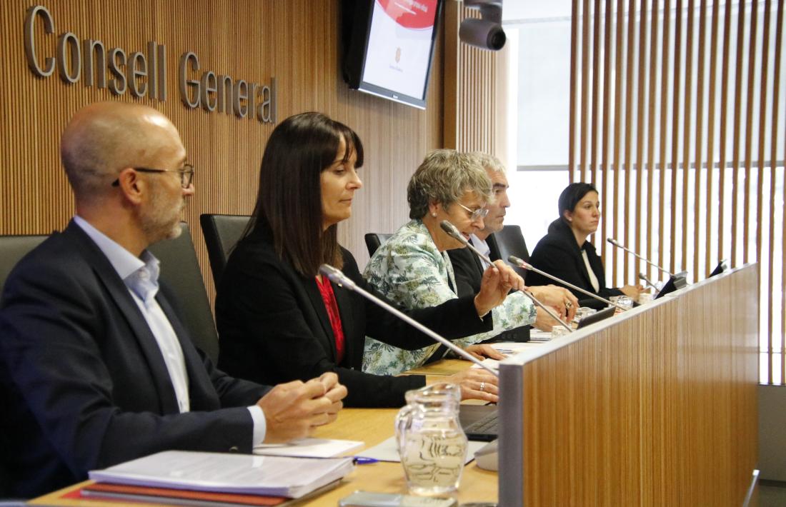 La ministra Bonell i la consellera Susanna Vela, en una sessió de la comissió legislativa d’Educació.