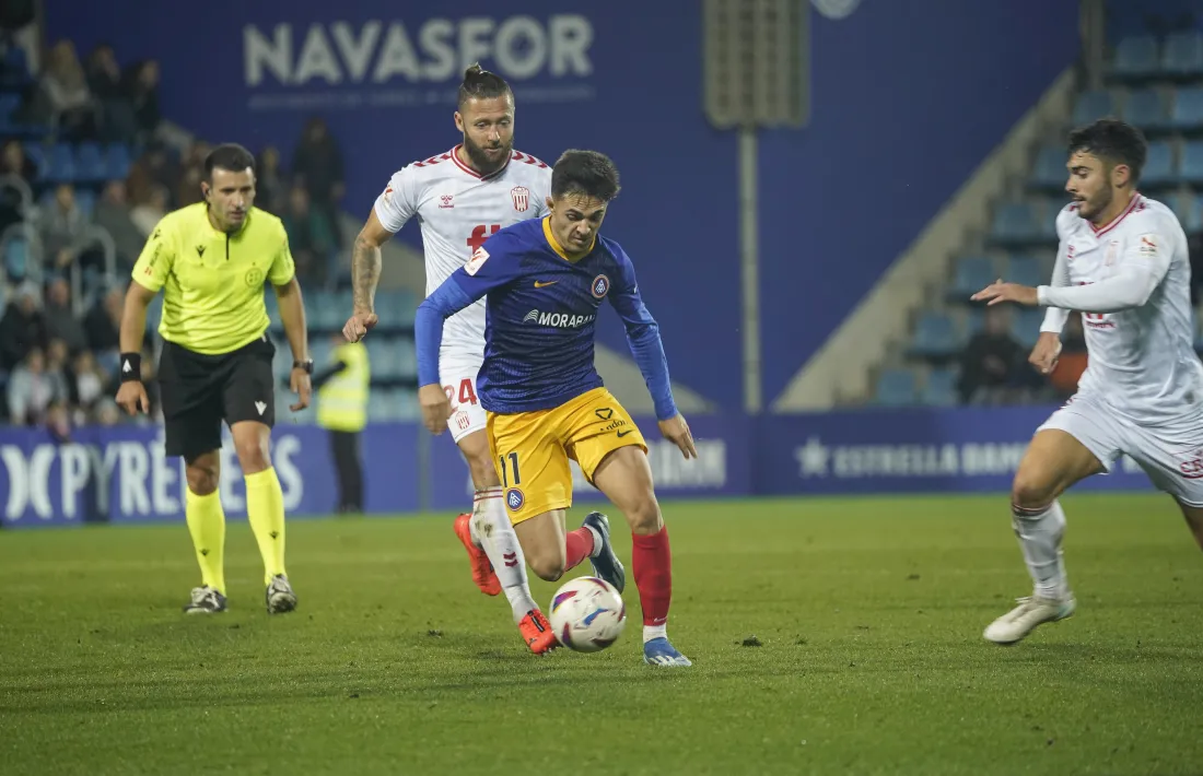 Timor, en el partit de la primera volta, defensant a Álvaro Martín.