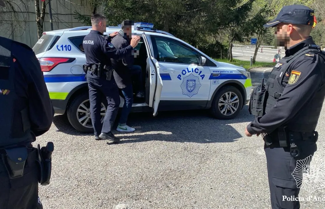 El fugitiu i els agents policials.