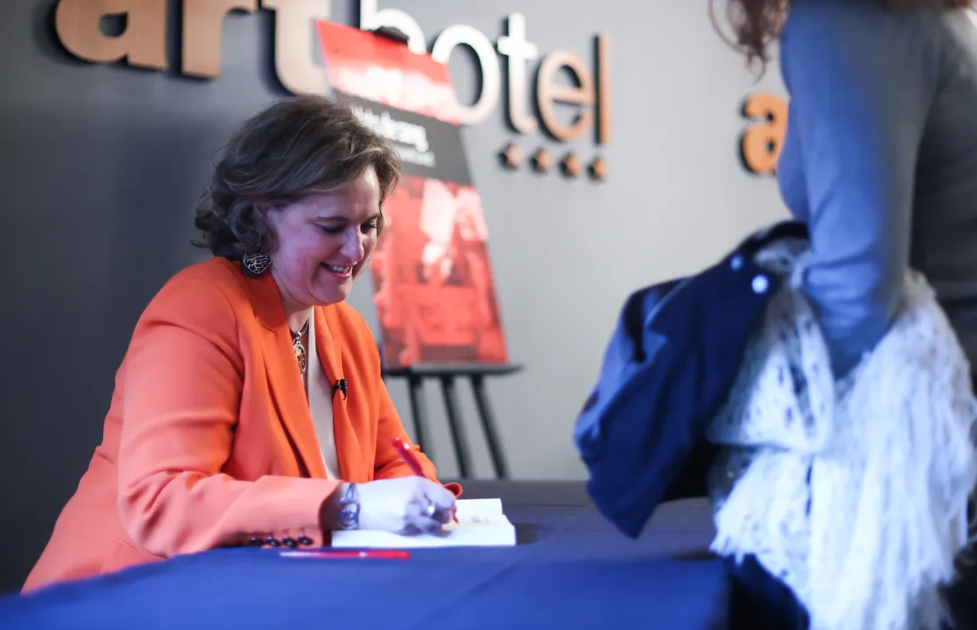 I després de la presentació, la reglamentària sessió de firmes.