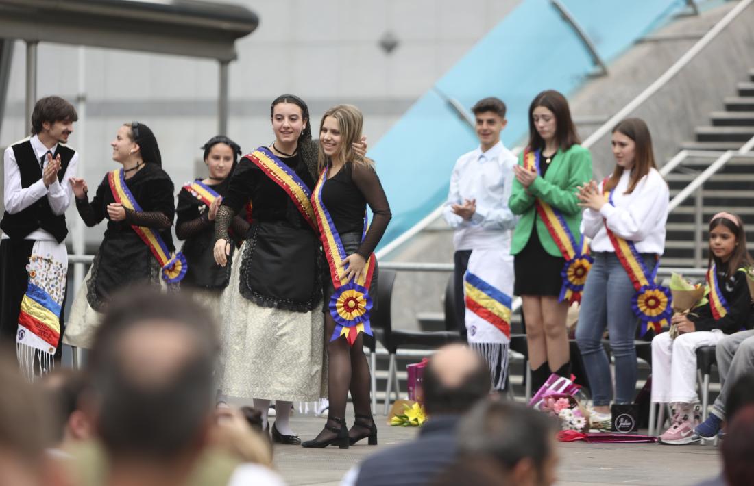 Noguer rebent la banda de la pubilla sortint, Laia Llobet, amb els pubillatges sortint i entrant al fons.