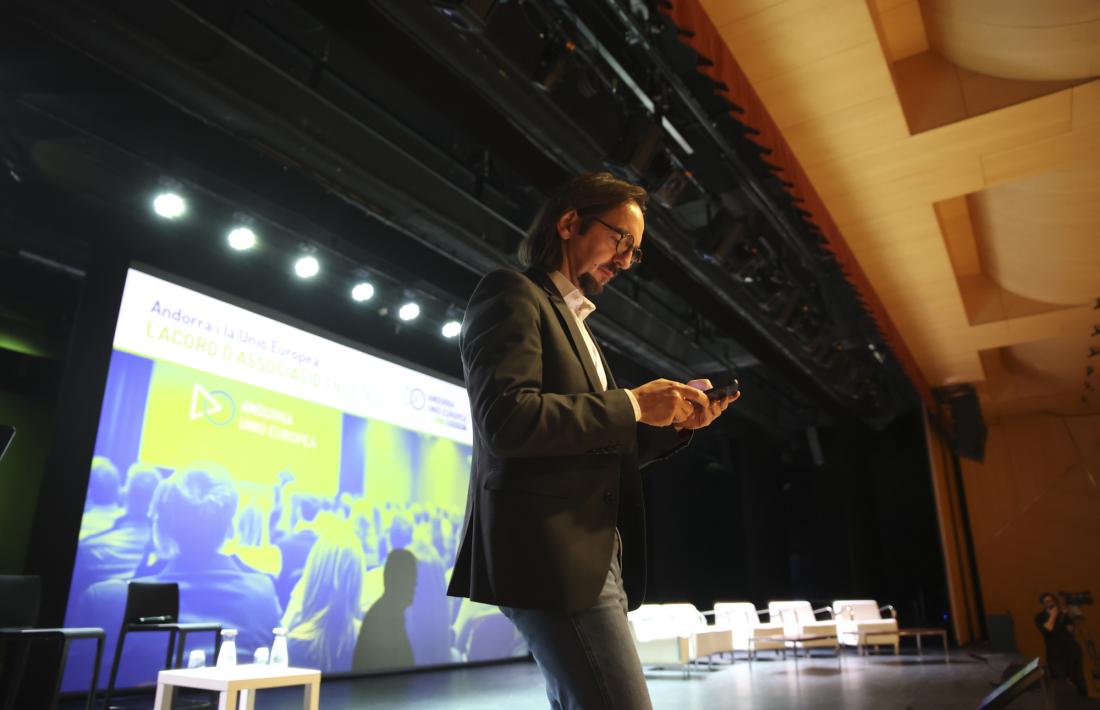 El secretari d’Estat d’Afers Europeus, Landry Riba, abans de la reunió informativa.