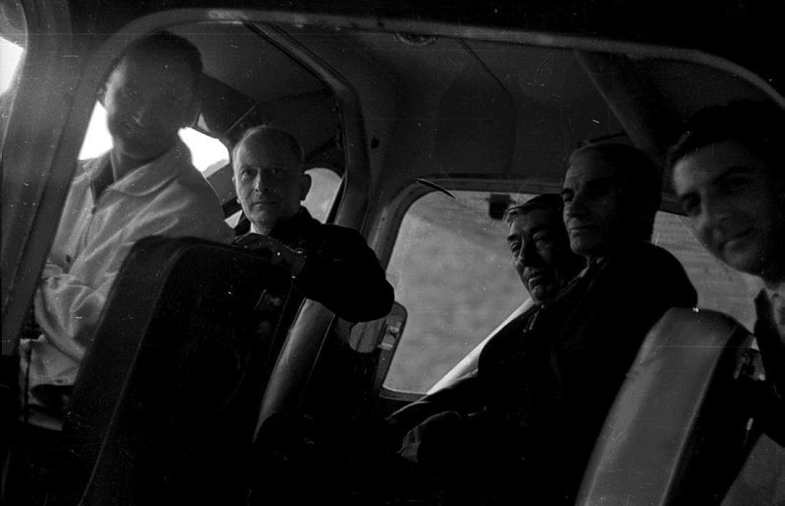 Moulène i Chauchon, pilot i copilot, just abans d’enlairar-se per al vol fatal. A la dreta, Julià Reig.