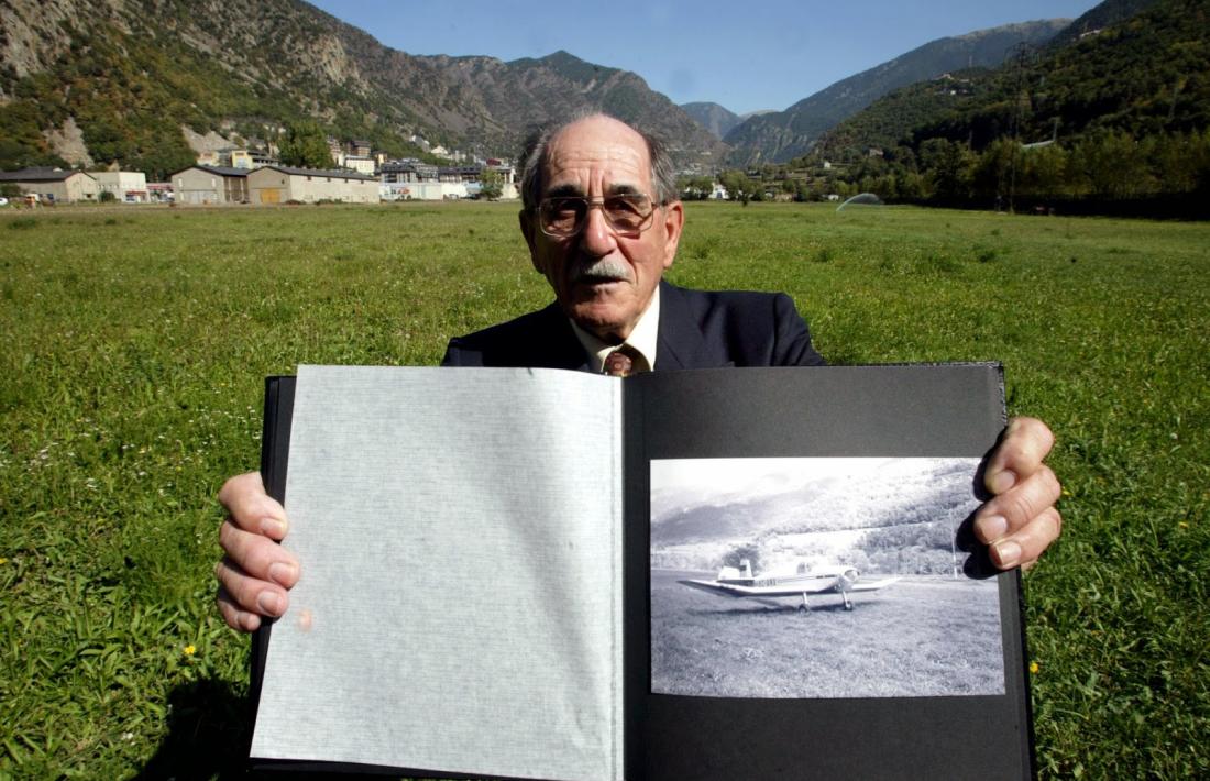Laureano Ruiz, el 2004 a l’antic càmping de Santa Coloma, la improvisada pista d’aterratge del 1956.