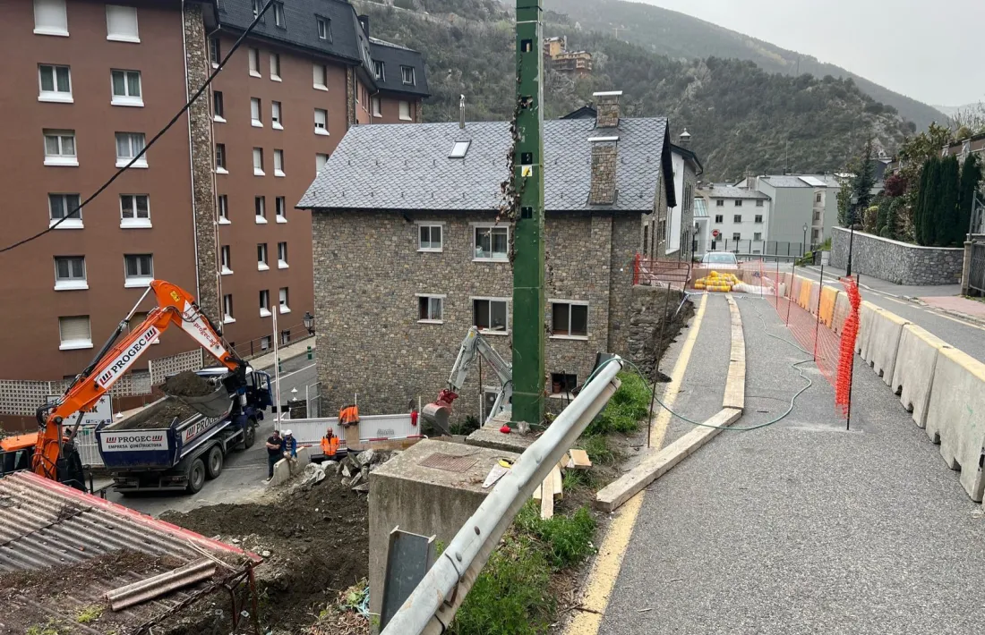 Els operaris retiren la runa de l'esllavissada.