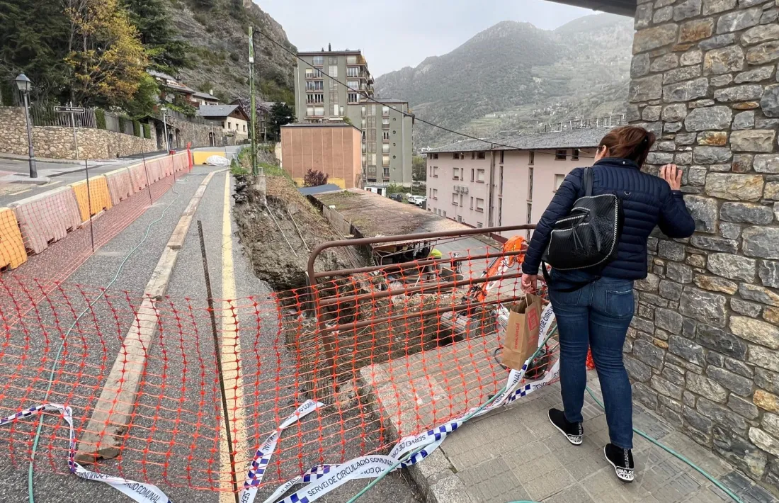 La vorera de la carretera ha quedat tallada als vianants.
