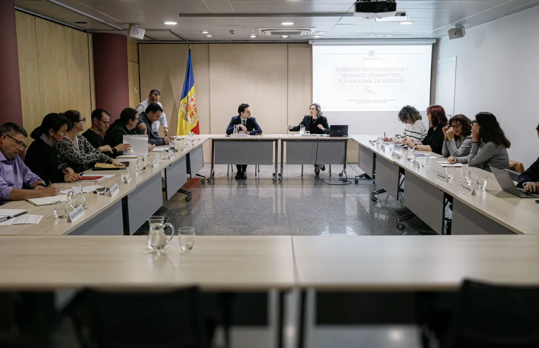 Un moment de la reunió de la comissió de seguiment del pla nacional de residus, aquest matí.