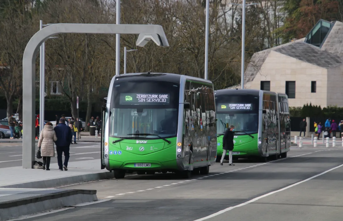 Els busos elèctrics de Vitòria recarreguen a les parades.