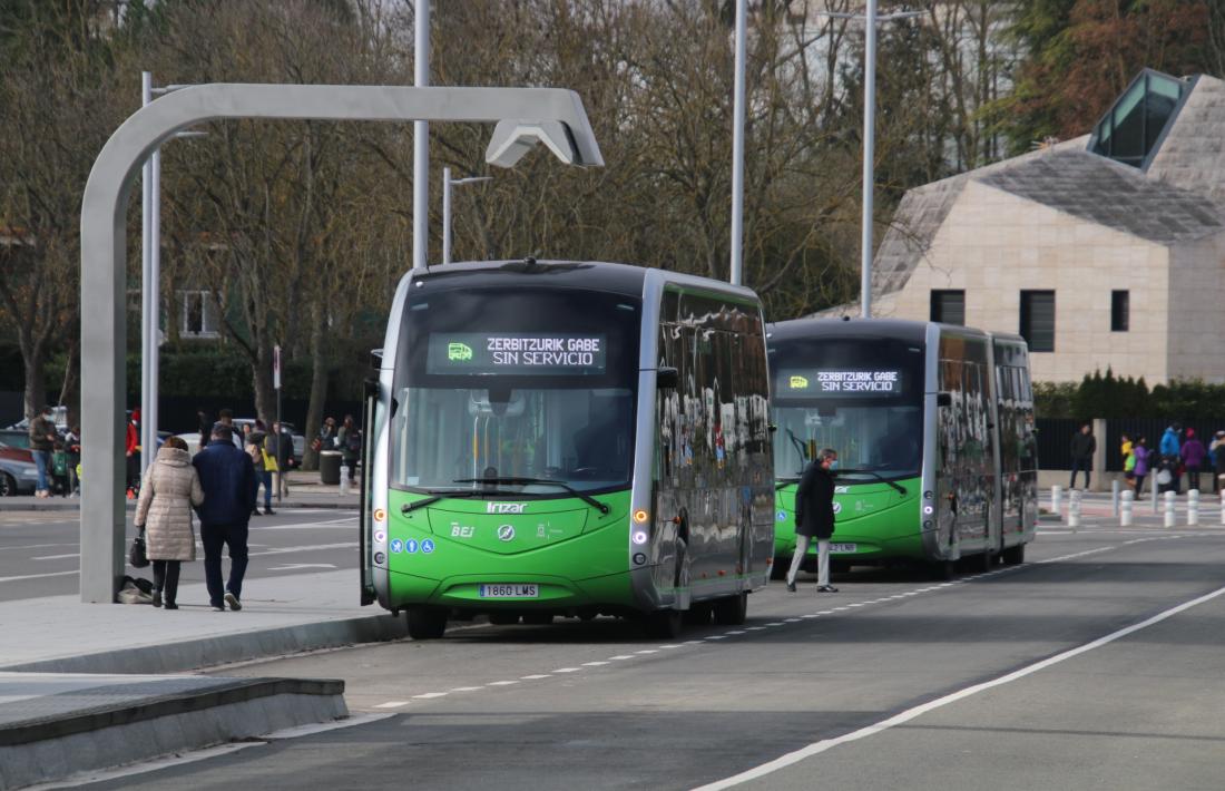 Els busos elèctrics de Vitòria recarreguen a les parades.