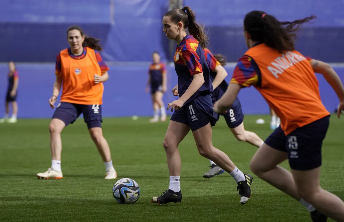 Gemma Lluch, jugadora de la selecció, entrenant amb les seves companyes a l’Esta.