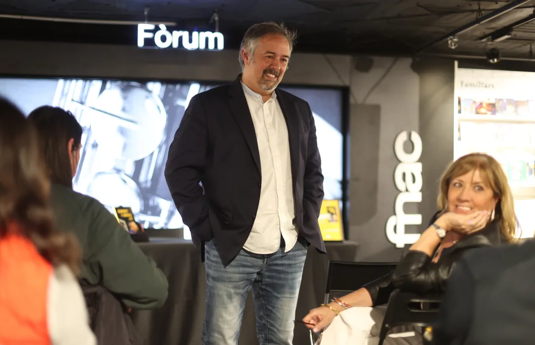 Fernàndez es dirigeix als assistents a la presentació de ‘Amunt i avall’, ahir en un Fòrum FNAC ple.