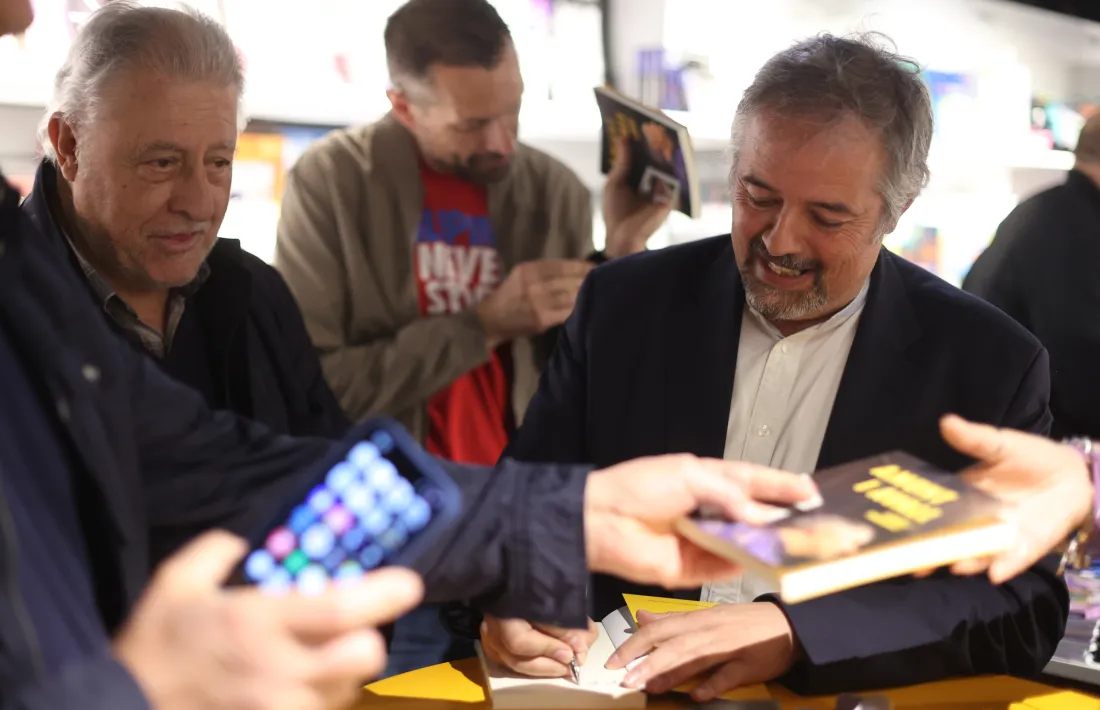 Se'n va fer tips, de firmar llibres, abans i després de la presentació.