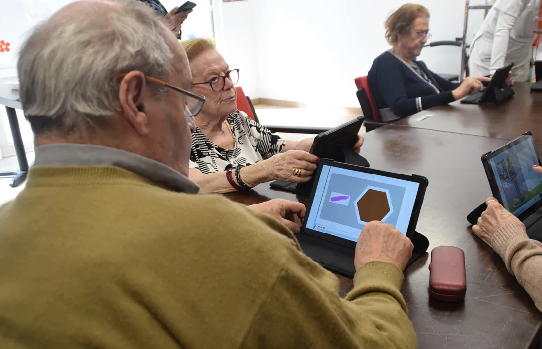 Usuaris del centre de dia de Paraires amb les tablets.