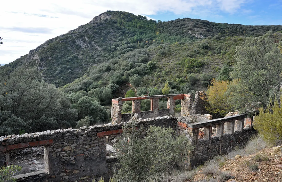 Restes de les instal·lacions de les mines de bauxita a Peramola. 