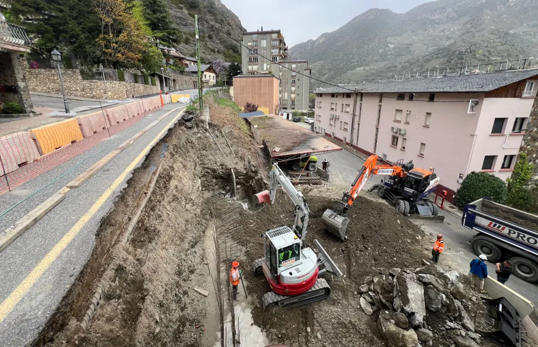 Els operaris treballaven a la zona de la carretera de Fontaneda on hi va haver el despreniment.