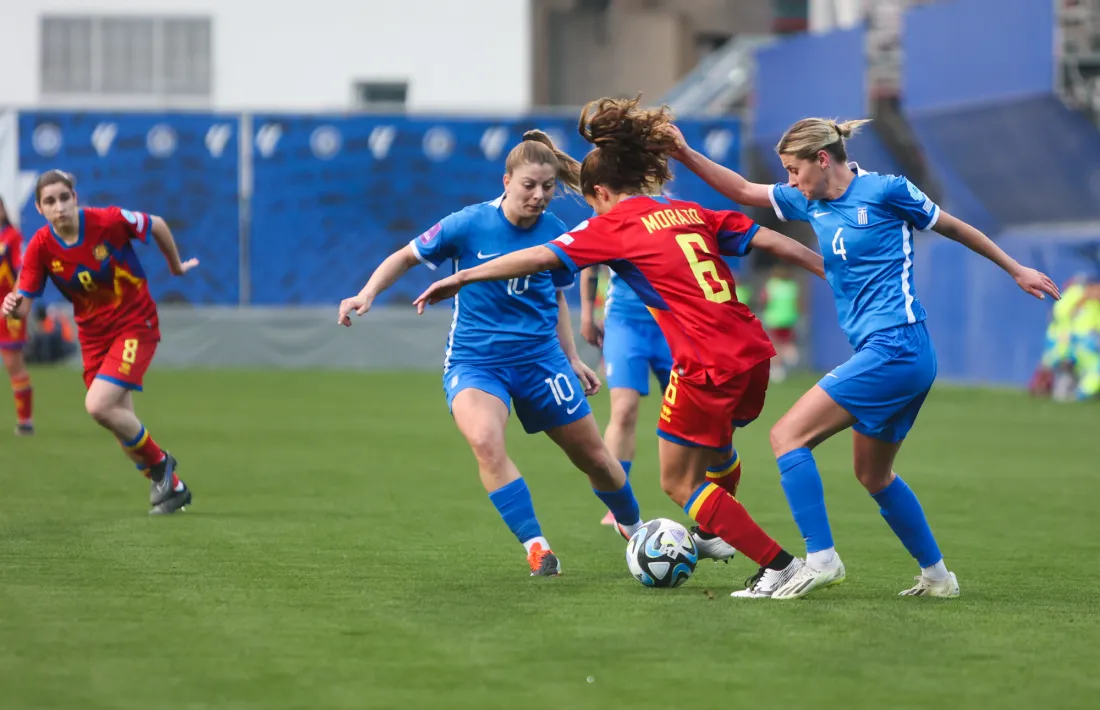 Tere Morató, la millor jugadora de la selecció, contra Grècia.