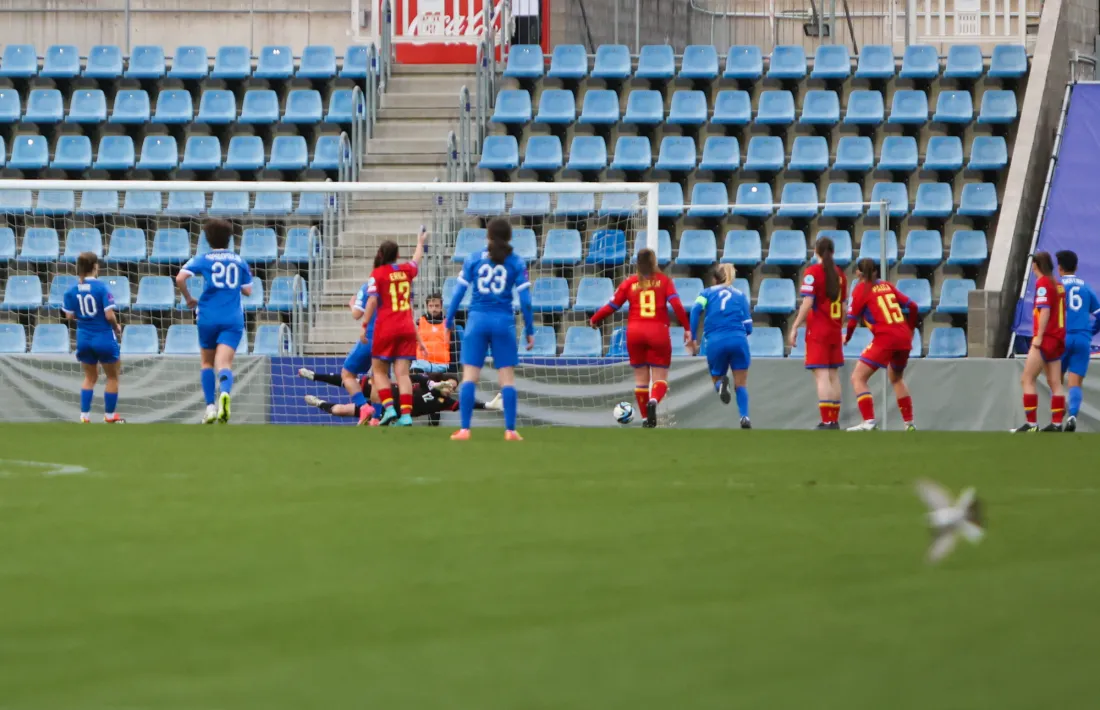 Veatriki Sarri va avançar Grècia als minuts d’afegitó de la primera part amb un penal de Paula Da Silva.