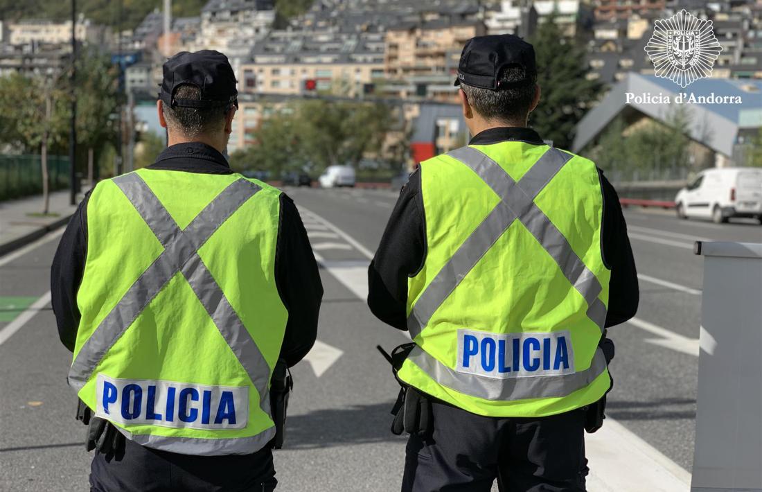 Dos agents de policia.