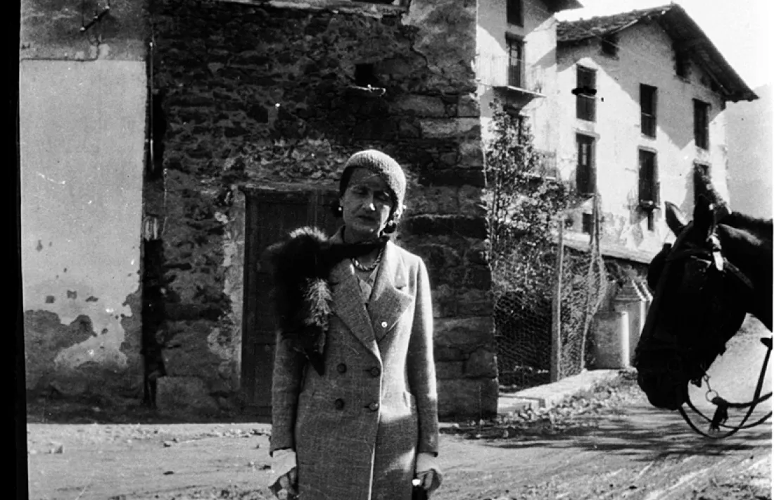 1934: Isabelle Sandy, a la plaça Benlloch.