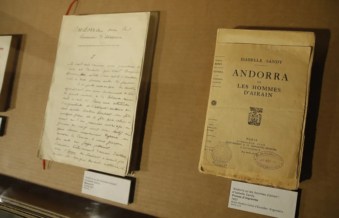 Manuscrit de 'Les hommes d'airain' i primera edició de la novel·la a Plon (1923).