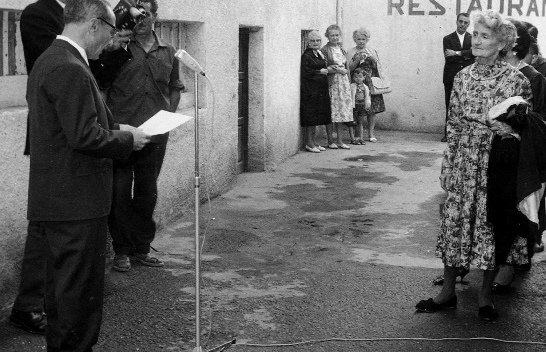 Julioll del 1965: inauguració del pasatge de la capital, entre e cap del Carrer i les Arcades, que du el nom de Sandy. Bartomeu Rebés al micròfon.