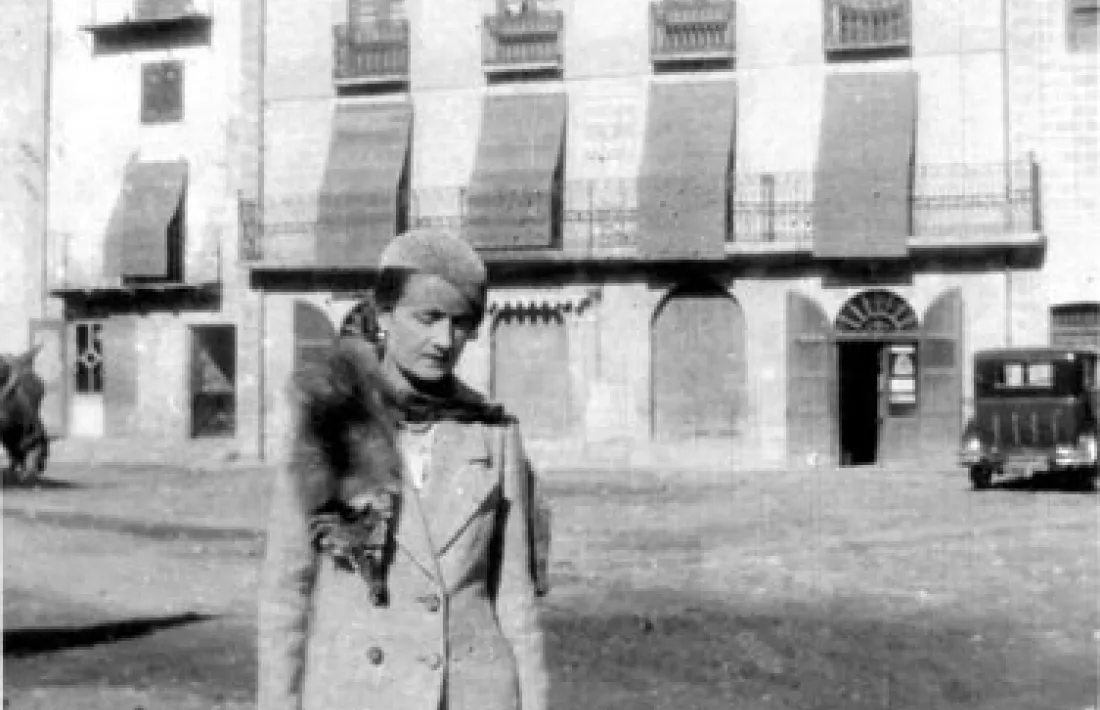 La novel·lista, el 1934 a la plaça Benlloch. Atenció als porxos de cal Cintet, al fons.