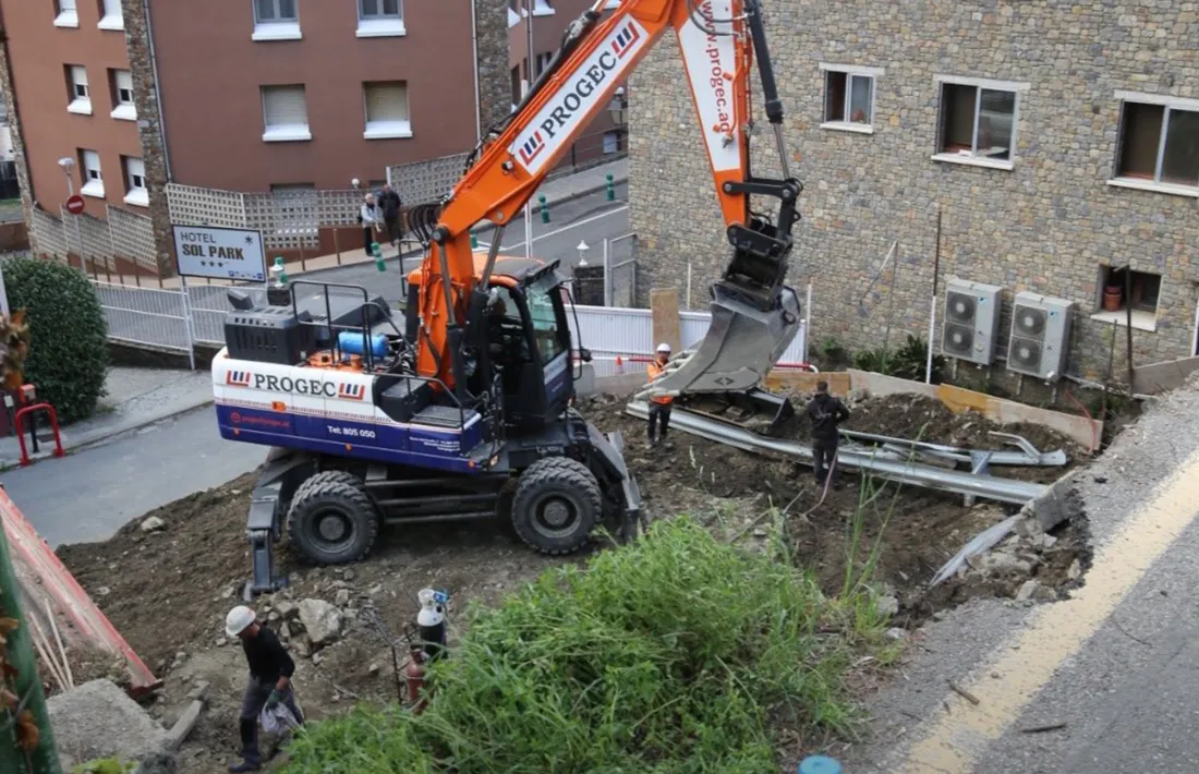 Una excavadora treballant en el despreniment.