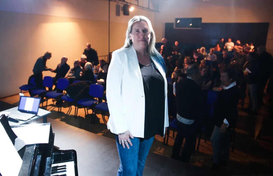 Roser Porta, a punt de començar la presentació d’‘Olor de sofre’ a La Llacuna.