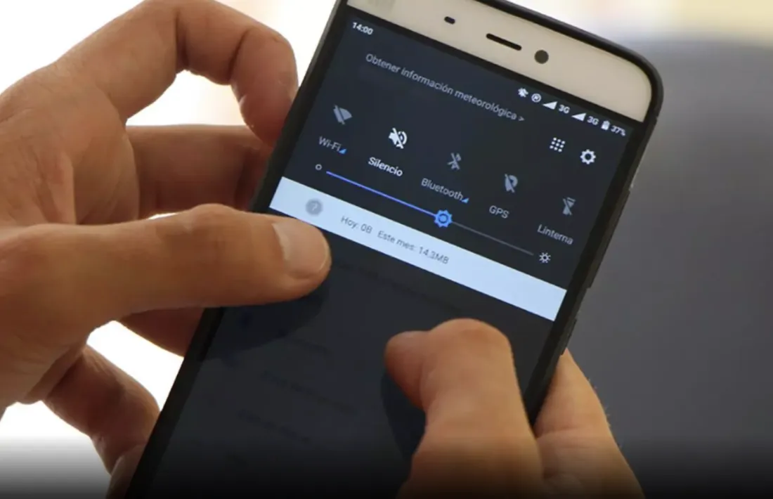 Un usuari connectant-se a internet amb el mòbil.