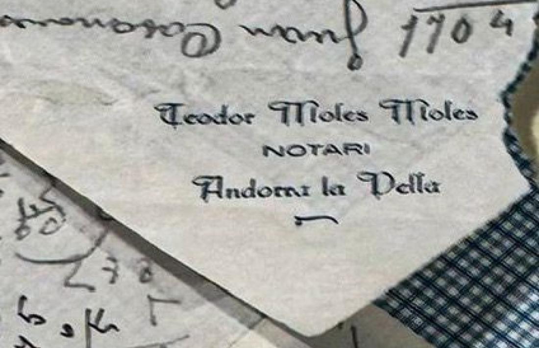 El fragment del sobre que va aparèixer entre les pàgines del Llibre IV, a nom de Teodor Moles Moles, notari d’Andorra la Vella molt actiu al segon terç del segle XX i que els anys 1933 i 1934 va exercir també, atenció, com a secretari del Consell General.