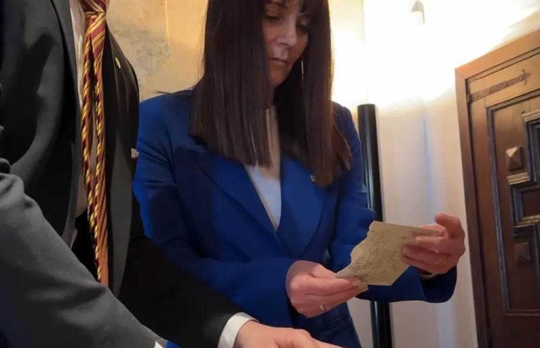 La ministra de Cultura, Mònica Bonell, observa amb atenció el paper: va ser el 5 de març, quan el Consell va cedir temporalment el llibre a l’Arxiu per restaurar-lo.