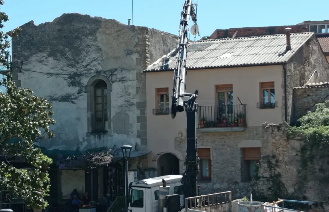 Les obres comencen, literalment, per la teulada. 