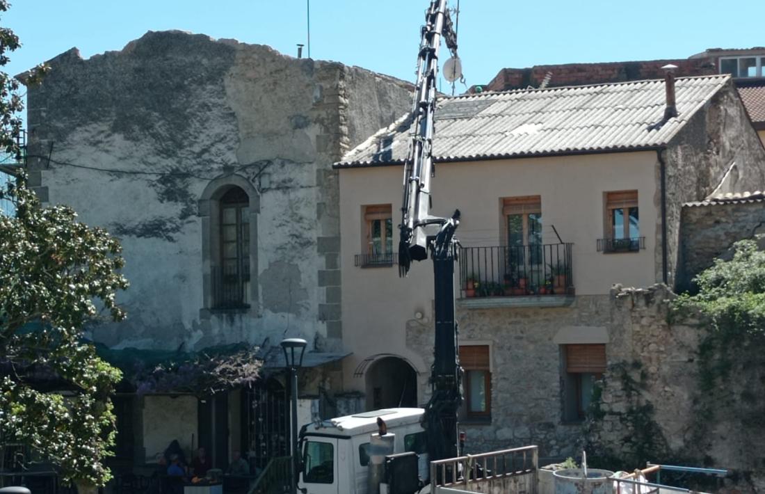 Les obres comencen, literalment, per la teulada. 