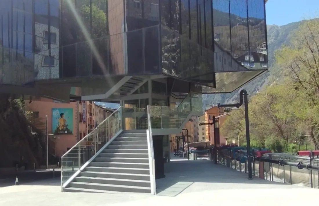 No és un render, sinó l’aspecte de la placeta dels safarejos ahir al matí, amb el paviment ja completament posat fins a l’hotel Carlemany.