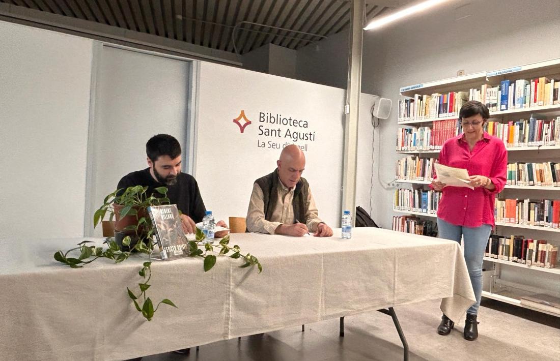  Albert Villaró i Pol Castellanos, presentats per la directora de la biblioteca de Sant Agustí. 