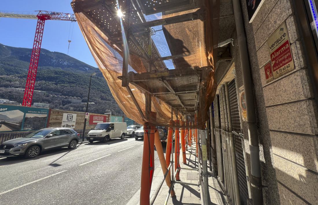 L’entrada de l’edifici desallotjat per esquerdes a l’avinguda Santa Coloma d’Andorra la Vella.