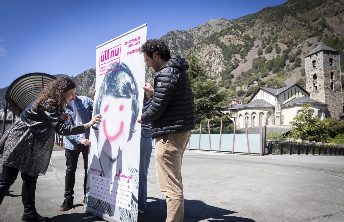 La consellera Nazzaro i els directors d’Ull Nu, Hèctor Mas i Marc Camardons, tunegen un cartell del festival.