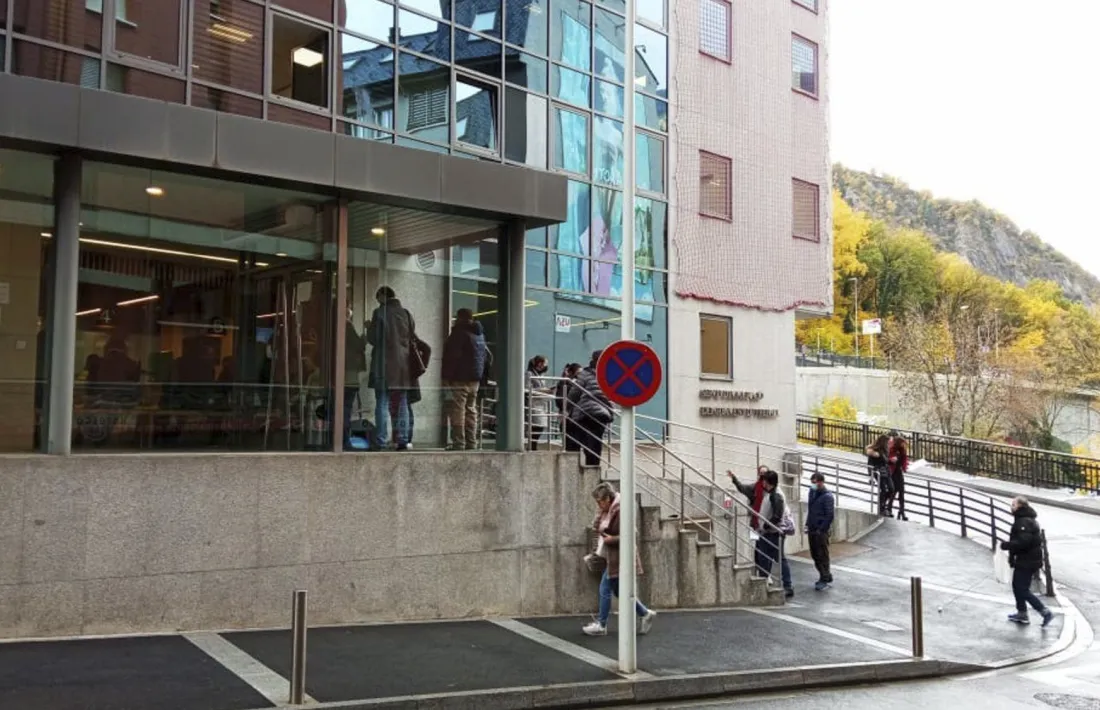 Cues al servei d’immigració, a l’edifici administratiu de l’Obac.