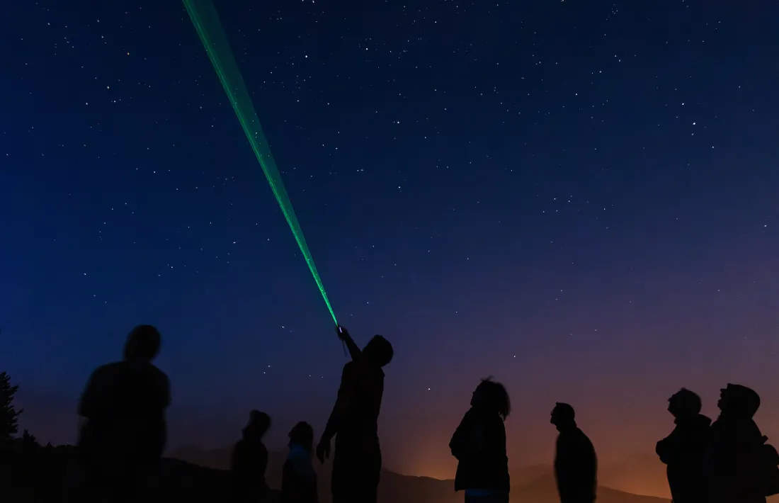Un grup de persones observant el cel nocturn.