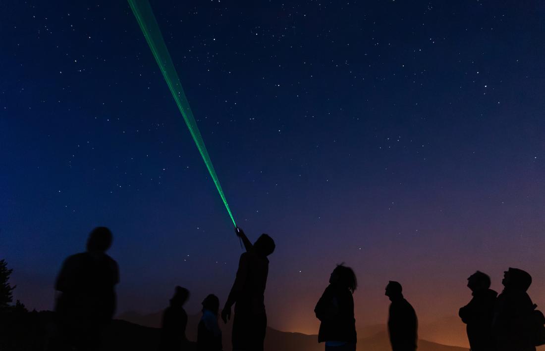 Un grup de persones observant el cel nocturn.