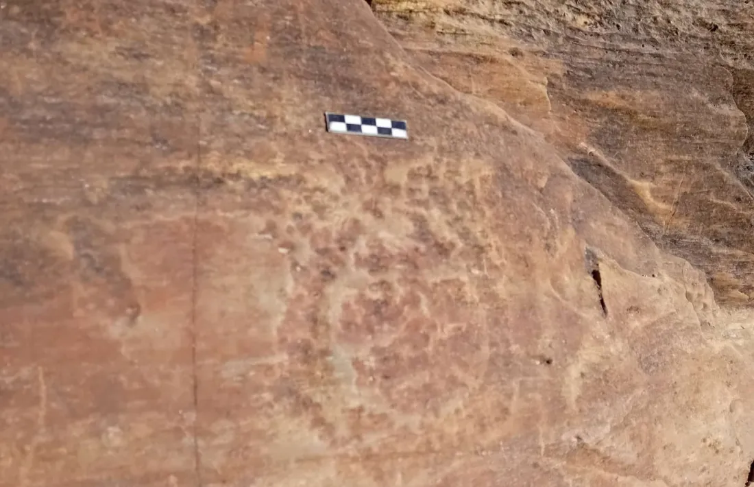 Calc de les dues cares localitzades la setmana passada a Sornàs. Fan uns 25 centímetres de diàmetre i Casamajor les data entre els segles XVIII i XIX.