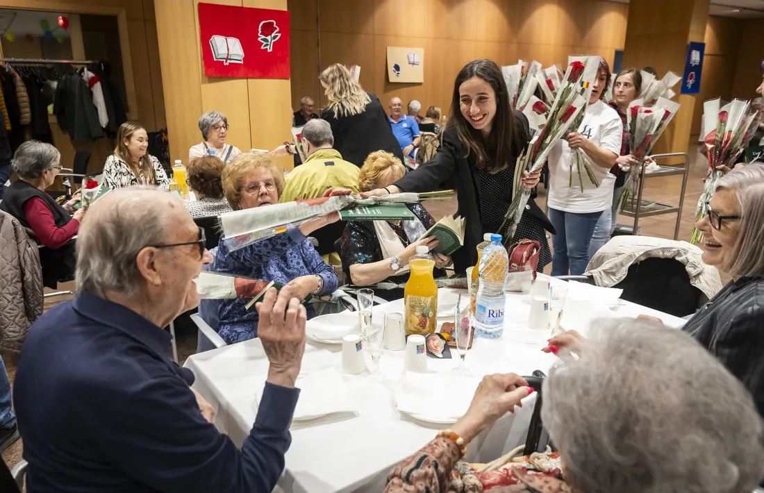 La festa de Sant Jordi per a la gent gran d’Andorra la Vella.